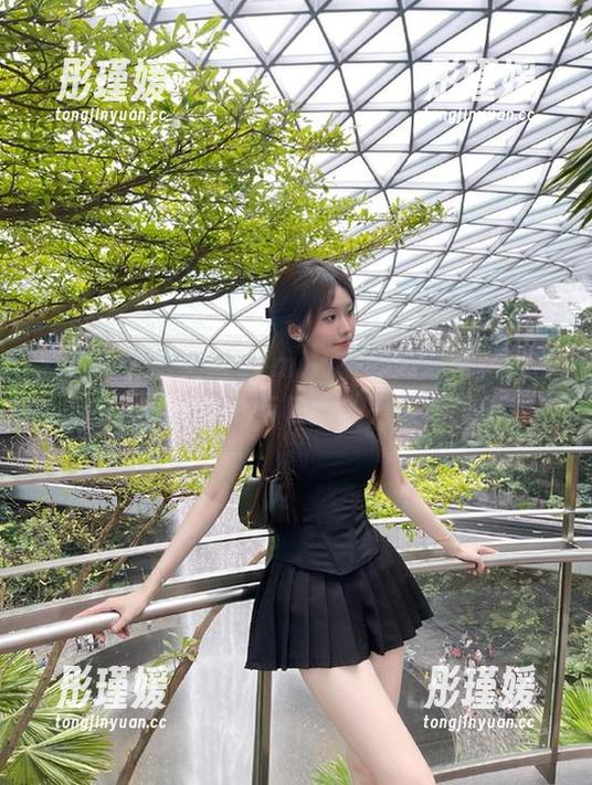 蜜桃社 - 萌美Moemi短裤的高清写真作品，探索青春与自由的完美碰撞