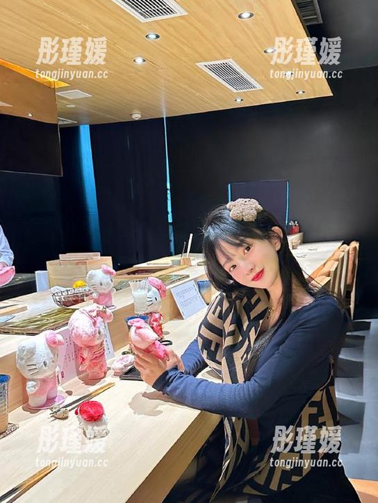 蜜桃社 - 水手服的灵动：蜜蕊Mary写真作品中的唯美图片让人心动