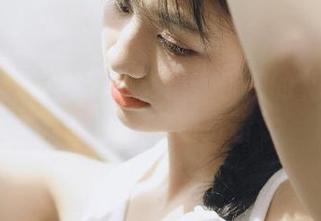 袜涩 – 优雅与风情交织：乐乐的礼服写真原图与套图赏析