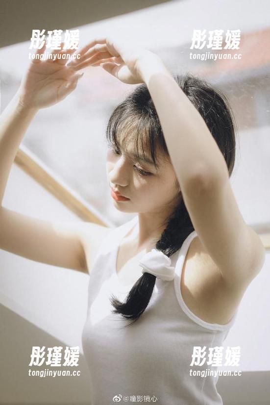 袜涩 - 优雅与风情交织：乐乐的礼服写真原图与套图赏析