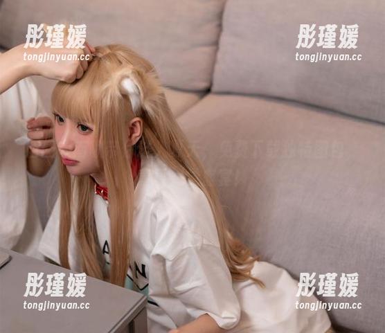 西园寺南歌带你进入夏天，免费下载独特图包，享受视觉盛宴！