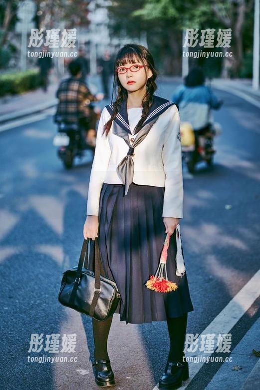 语画界 - Miki兔女仆写真分享：从原图看她的独特风格与图片魅力