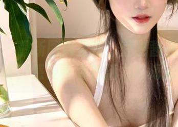 语画界 – 最新图库呈现：豆瓣酱在海边的清新写真，感受青春的活力与海浪的欢愉