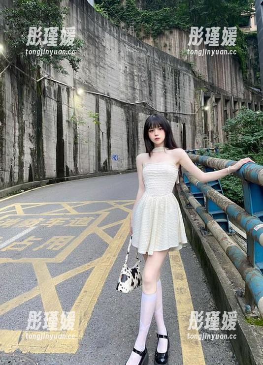 轰趴猫 - 迷人私拍：可乐Vicky在浴缸中的写真魅力尽显，宛如艺术品
