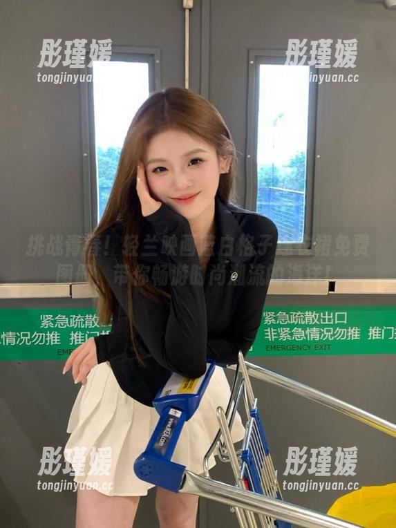 挑战青春！轻兰映画蓝白格子连衣裙免费图册，带你畅游时尚潮流的海洋！