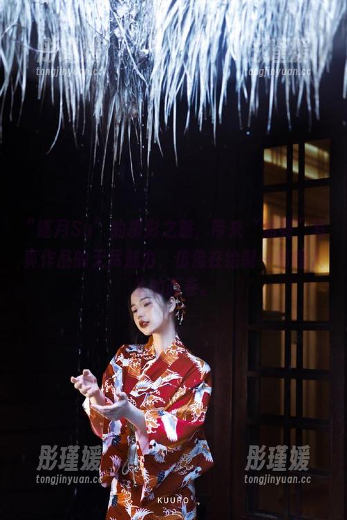 “逐月Su”的摄影之旅，带来“油亮”写真作品的无尽魅力，仿佛在绘制一幅幅人生的画卷。
