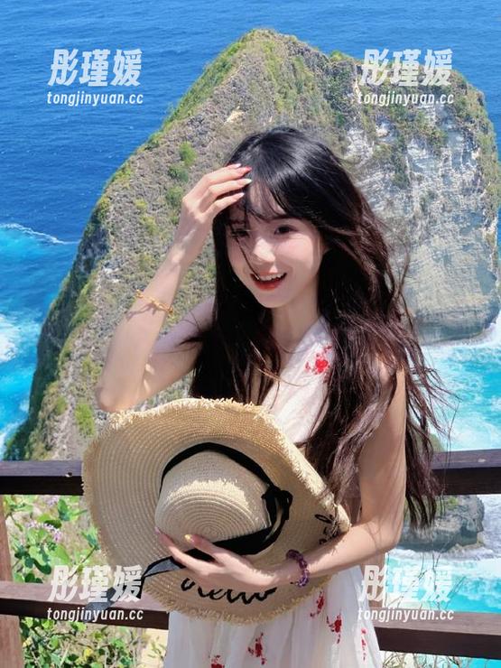 探索霜月shimo的白裙世界：精美写真合集，描绘她的独特气质与无限魅力