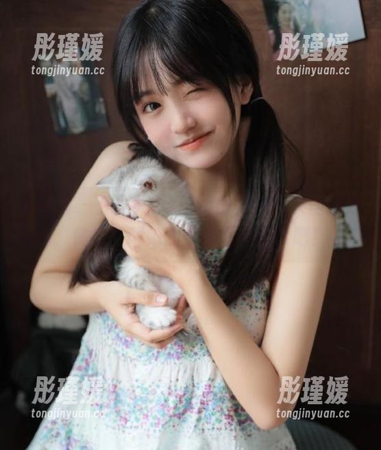 青豆客 - 汪佩妮Penny倾情演绎灰丝魅力，快来下载她的专属写真图片吧！