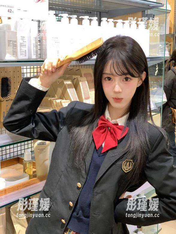 青豆客 - 最新图库中，黄梦羡红裙写真展现独特韵味与风格