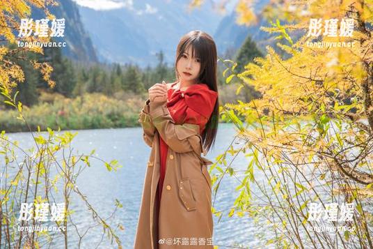 香草喵露露的独特视角：杨枝甘露露背裙套图美到窒息