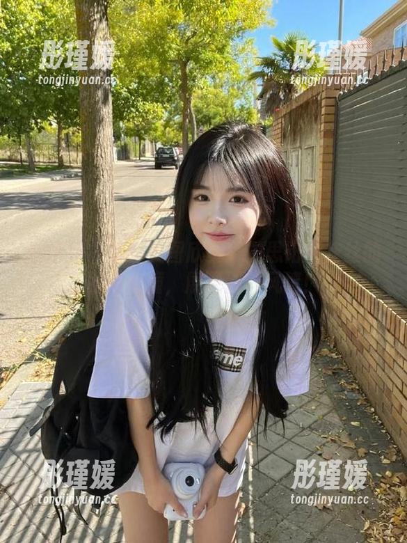 魅妍社 - 精选美图欣赏：关思阳与灰丝的时尚碰撞，展现别样风情！