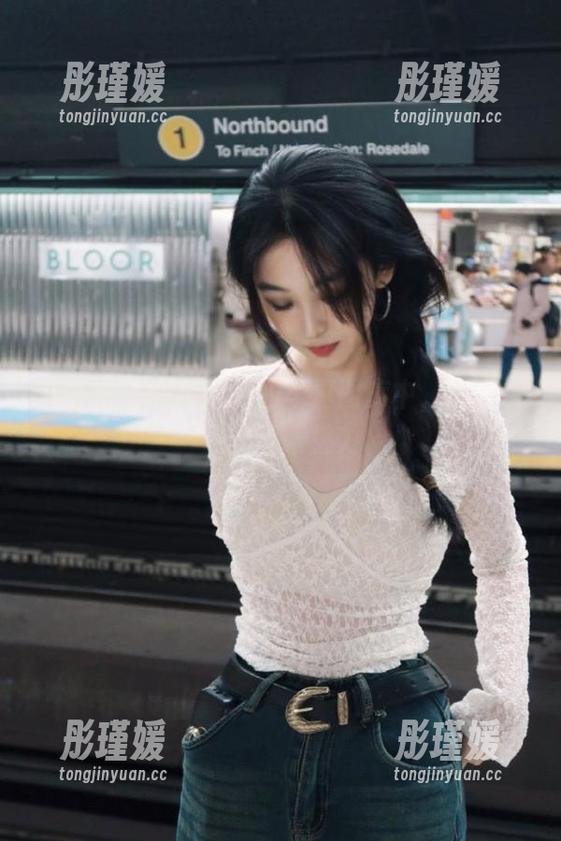 魅妍社 - 在萌奈子的写真图库中，探寻裸足的无限魅力