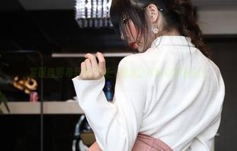 发现鹿野希红裙之美：图集分享带你领略魅力
