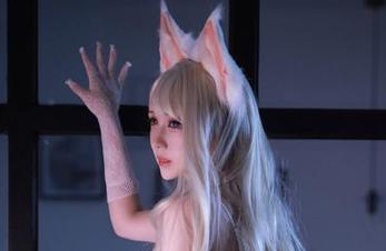 黑白御猫的美腿写真探索：完美图包展现她的迷人姿态与自信风采